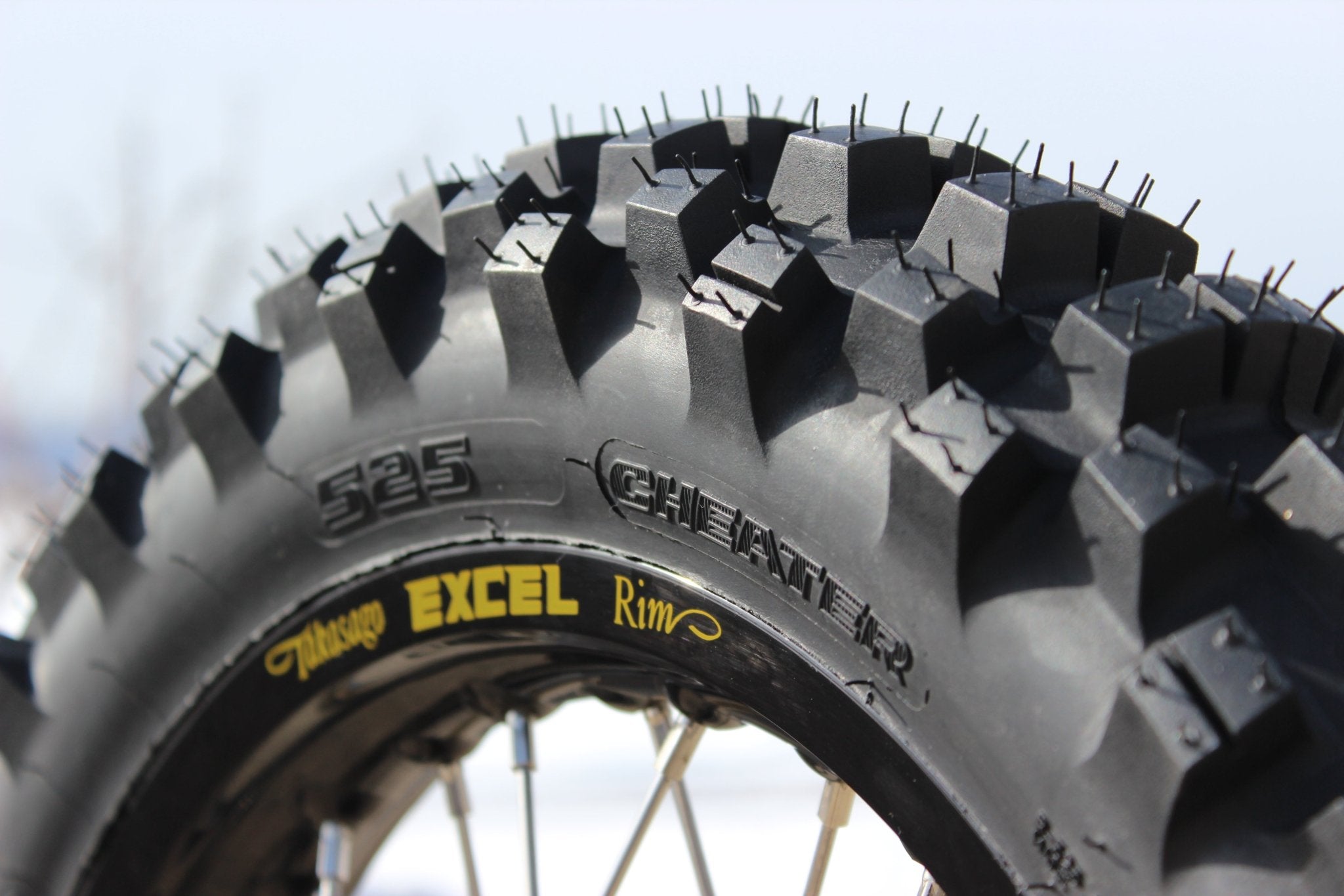Shinko R525 Hybrid Cheater Gummy Tire | EMOTO Supply Co.